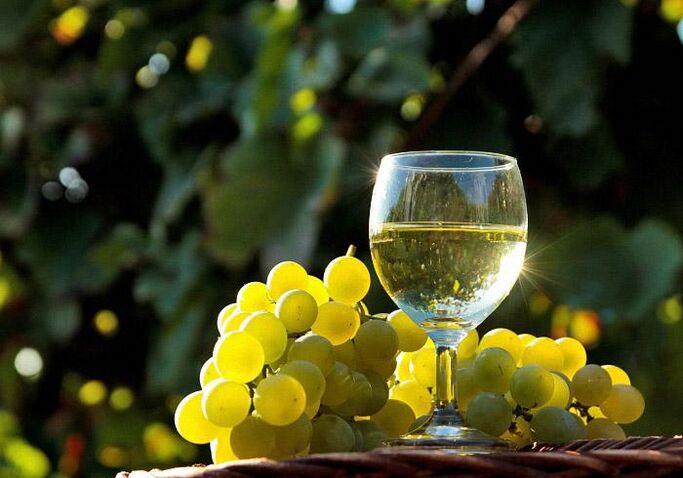 O viño branco é un estimulante sexual natural para os homes
